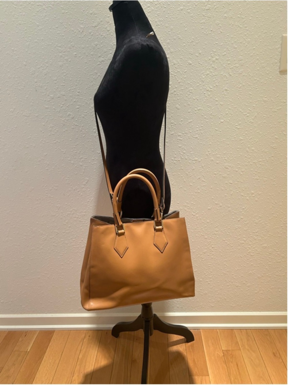 Women's A Bellucci Tan Leather Satchel made in Italy 14 x 11 x 6 - Picture 2 of 15